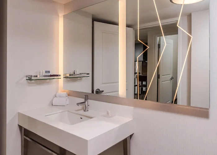 By Marriott Oakland/university Place 3* Pittsburgh